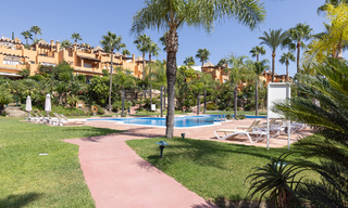 Stijlvol gerenoveerde, halfvrijstaande schakelvilla te koop met groot privé zwembad in Marbella - Benahavis 56443 