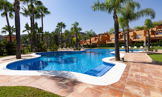 Stijlvol gerenoveerde, halfvrijstaande schakelvilla te koop met groot privé zwembad in Marbella - Benahavis 56445 