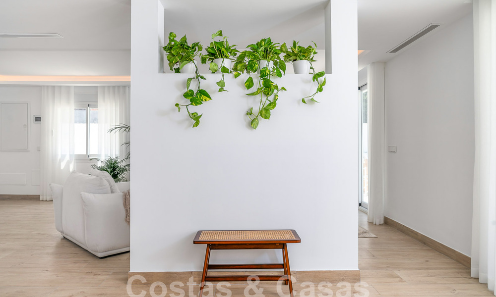 Sfeervolle luxevilla in Ibiza-stijl te koop, dicht bij alle voorzieningen van Nueva Andalucia, Marbella 56919