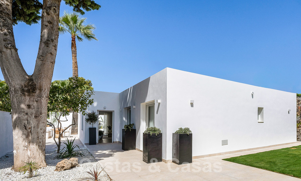 Sfeervolle luxevilla in Ibiza-stijl te koop, dicht bij alle voorzieningen van Nueva Andalucia, Marbella 56921