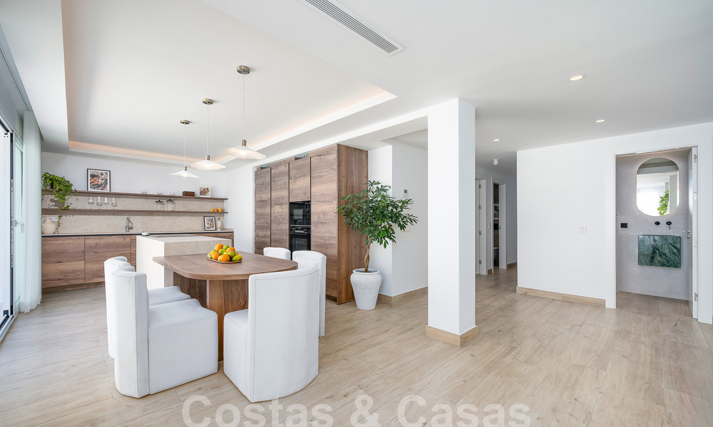 Sfeervolle luxevilla in Ibiza-stijl te koop, dicht bij alle voorzieningen van Nueva Andalucia, Marbella 56927