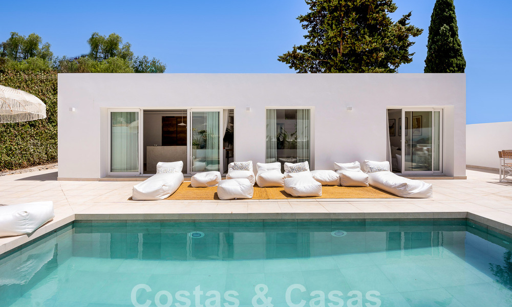Sfeervolle luxevilla in Ibiza-stijl te koop, dicht bij alle voorzieningen van Nueva Andalucia, Marbella 56933