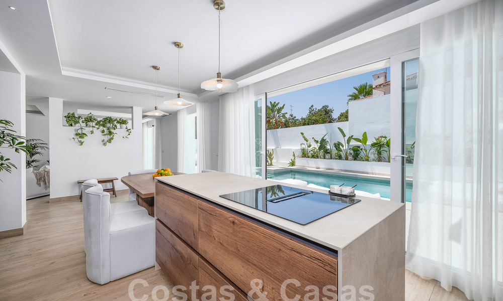 Sfeervolle luxevilla in Ibiza-stijl te koop, dicht bij alle voorzieningen van Nueva Andalucia, Marbella 56938