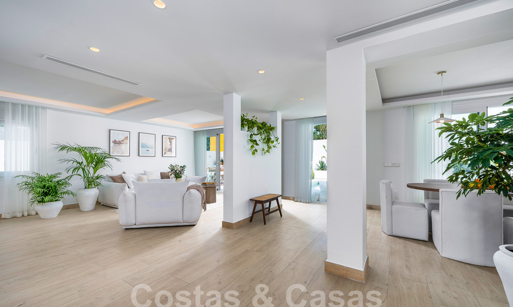 Sfeervolle luxevilla in Ibiza-stijl te koop, dicht bij alle voorzieningen van Nueva Andalucia, Marbella 56942