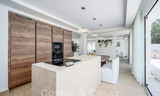 Sfeervolle luxevilla in Ibiza-stijl te koop, dicht bij alle voorzieningen van Nueva Andalucia, Marbella 56946 
