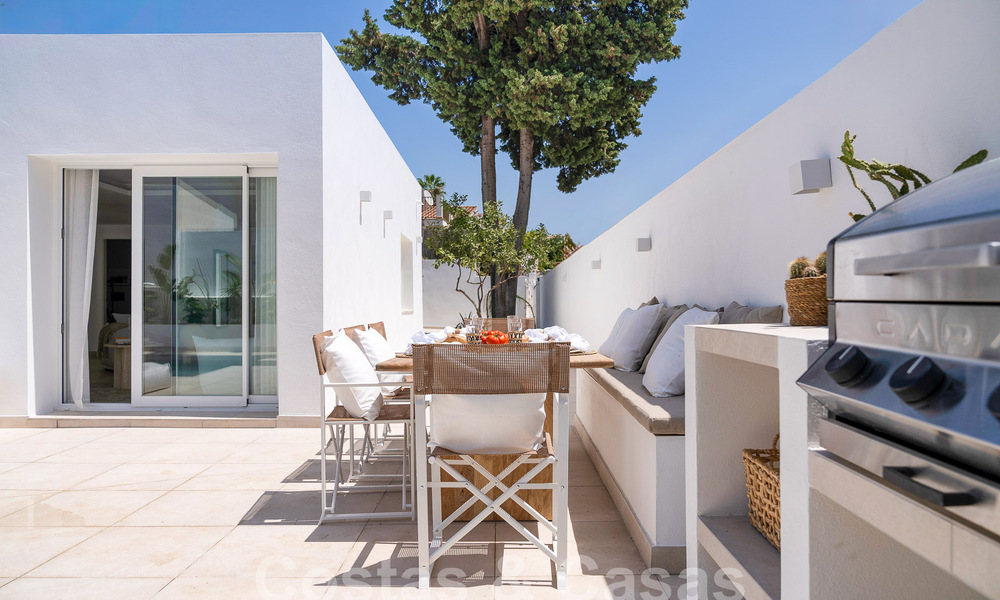 Sfeervolle luxevilla in Ibiza-stijl te koop, dicht bij alle voorzieningen van Nueva Andalucia, Marbella 56947