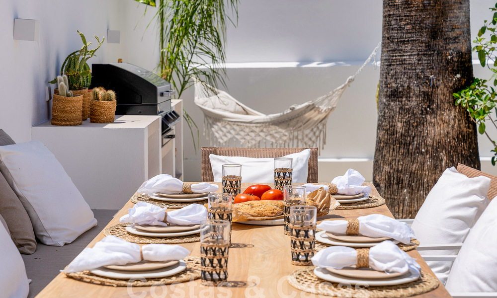 Sfeervolle luxevilla in Ibiza-stijl te koop, dicht bij alle voorzieningen van Nueva Andalucia, Marbella 56955