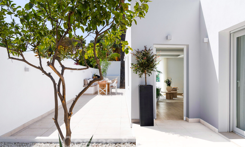 Sfeervolle luxevilla in Ibiza-stijl te koop, dicht bij alle voorzieningen van Nueva Andalucia, Marbella 56958