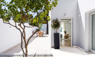 Sfeervolle luxevilla in Ibiza-stijl te koop, dicht bij alle voorzieningen van Nueva Andalucia, Marbella 56958 