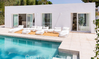 Sfeervolle luxevilla in Ibiza-stijl te koop, dicht bij alle voorzieningen van Nueva Andalucia, Marbella 56961 