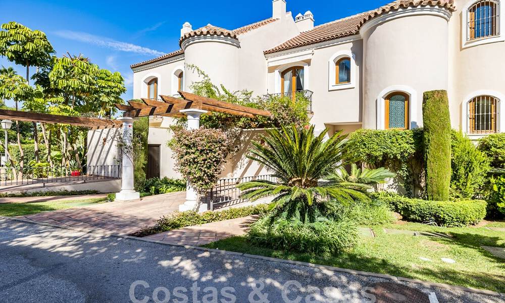 Ruim rijhuis te koop met 4 slaapkamers en zeezicht, in een gated complex op de New Golden Mile tussen Marbella en Estepona 57078