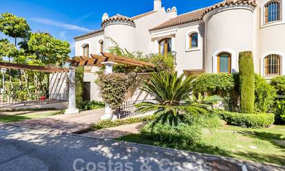Ruim rijhuis te koop met 4 slaapkamers en zeezicht, in een gated complex op de New Golden Mile tussen Marbella en Estepona 57078
