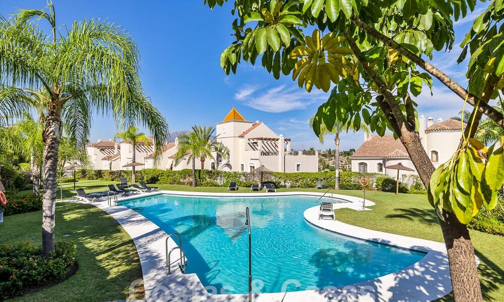 Ruim rijhuis te koop met 4 slaapkamers en zeezicht, in een gated complex op de New Golden Mile tussen Marbella en Estepona 57080