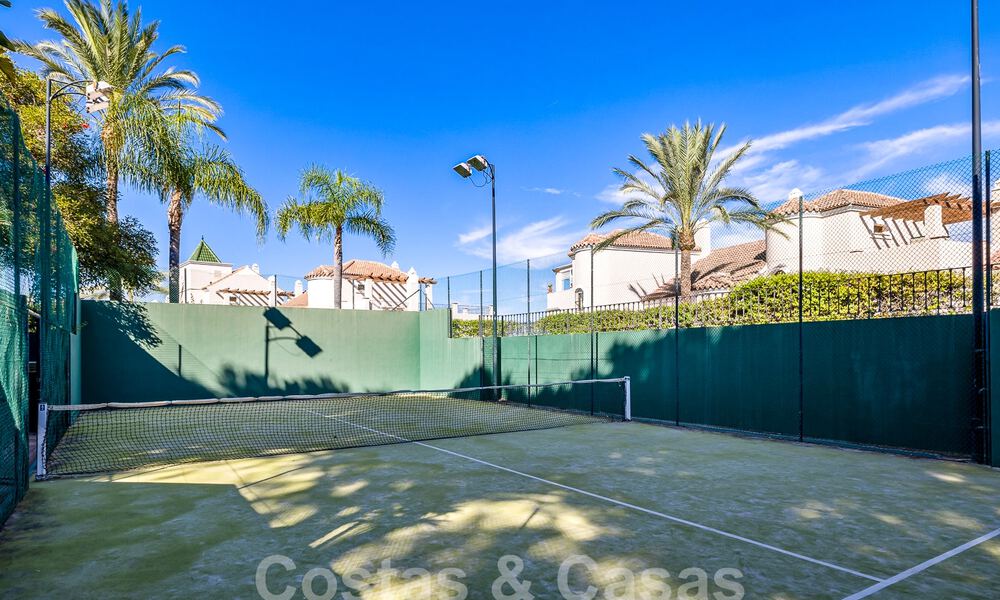 Ruim rijhuis te koop met 4 slaapkamers en zeezicht, in een gated complex op de New Golden Mile tussen Marbella en Estepona 57082