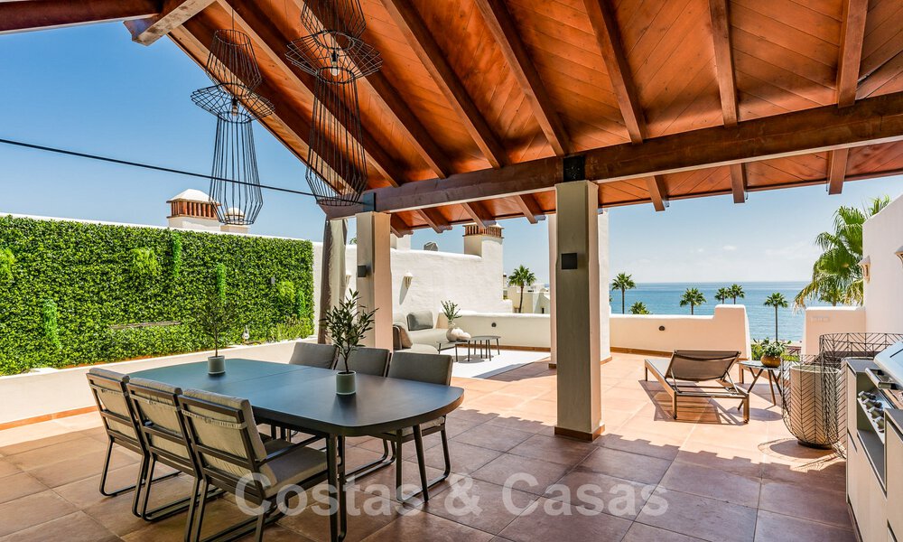 Luxe penthouse te koop in een gated eerstelijnsstrand complex met magnifiek zeezicht op de New Golden Mile tussen Marbella en Estepona 56963