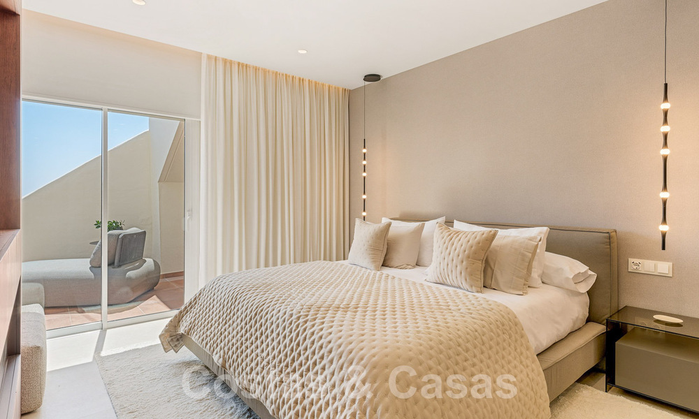 Luxe penthouse te koop in een gated eerstelijnsstrand complex met magnifiek zeezicht op de New Golden Mile tussen Marbella en Estepona 56964