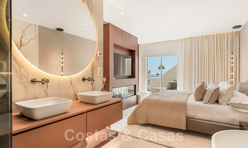 Luxe penthouse te koop in een gated eerstelijnsstrand complex met magnifiek zeezicht op de New Golden Mile tussen Marbella en Estepona 56975