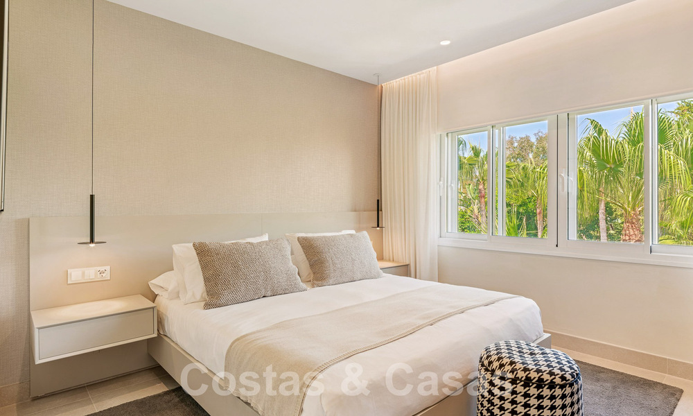Luxe penthouse te koop in een gated eerstelijnsstrand complex met magnifiek zeezicht op de New Golden Mile tussen Marbella en Estepona 56976