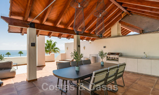 Luxe penthouse te koop in een gated eerstelijnsstrand complex met magnifiek zeezicht op de New Golden Mile tussen Marbella en Estepona 56977 
