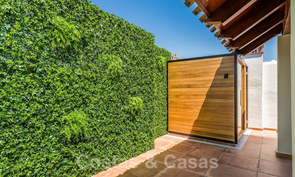 Luxe penthouse te koop in een gated eerstelijnsstrand complex met magnifiek zeezicht op de New Golden Mile tussen Marbella en Estepona 57000