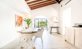 Charmant gerenoveerd townhouse te koop in een gated eerstelijnsstrand complex op de New Golden Mile tussen Marbella en Estepona 58175 