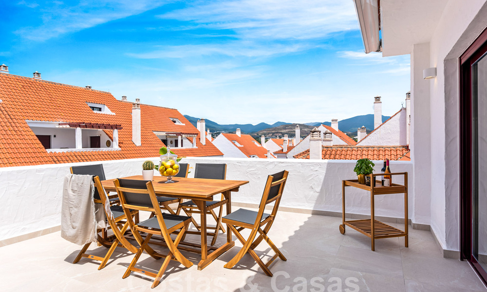 Eigentijds gerenoveerd penthouse te koop op loopafstand van alle voorzieningen en Puerto Banus in Nueva Andalucia, Marbella 57419