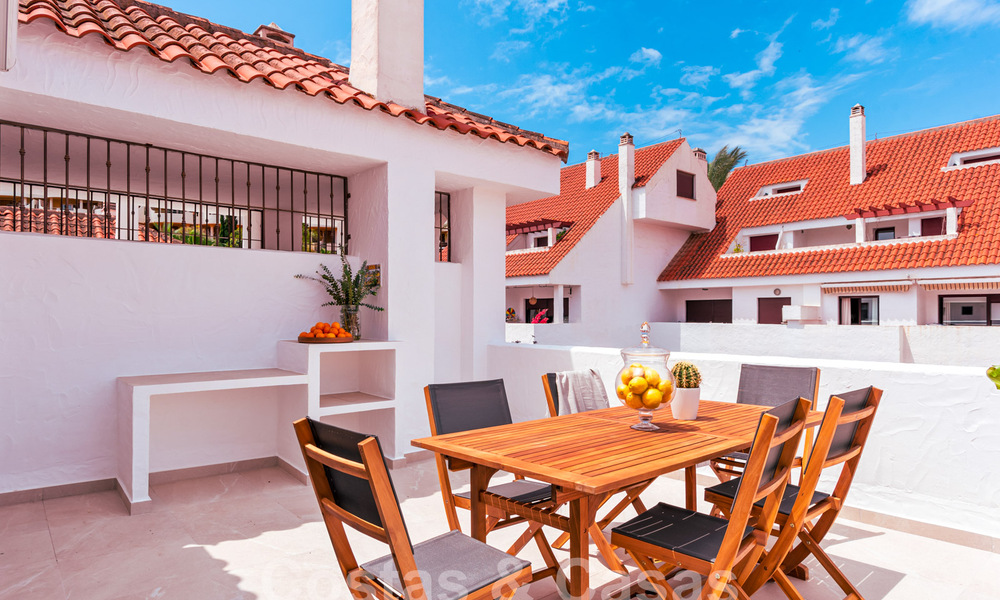 Eigentijds gerenoveerd penthouse te koop op loopafstand van alle voorzieningen en Puerto Banus in Nueva Andalucia, Marbella 57421