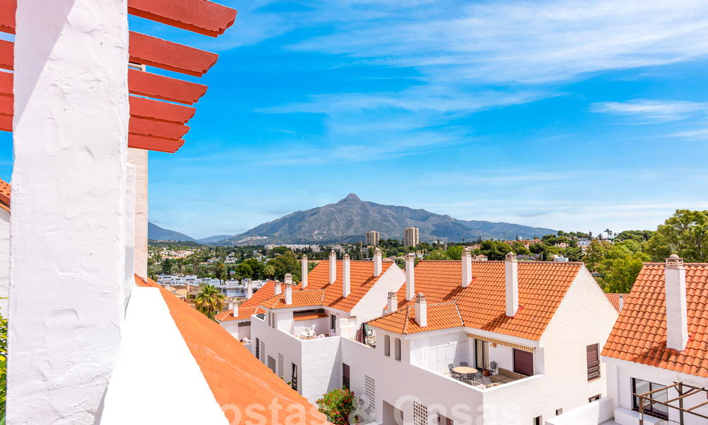 Eigentijds gerenoveerd penthouse te koop op loopafstand van alle voorzieningen en Puerto Banus in Nueva Andalucia, Marbella 57440