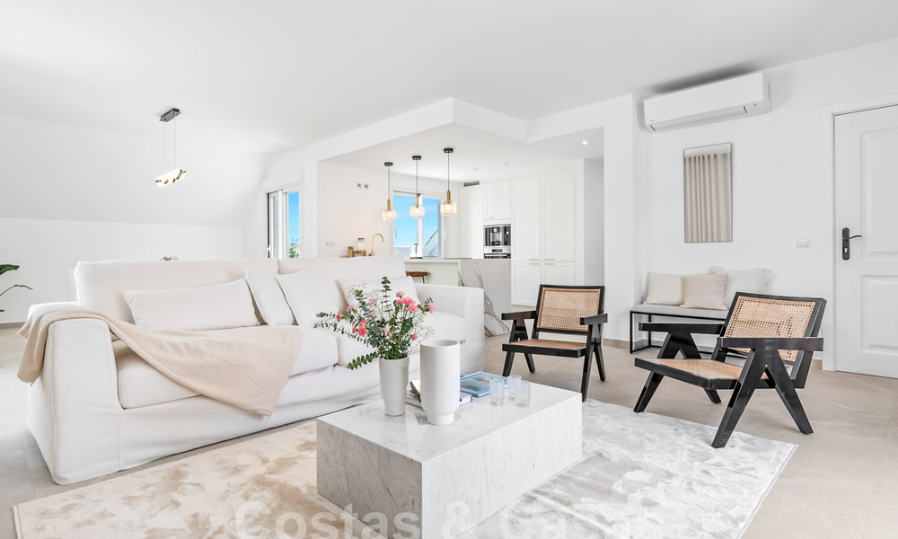 Eigentijds gerenoveerd penthouse te koop op loopafstand van alle voorzieningen en Puerto Banus in Nueva Andalucia, Marbella 57446