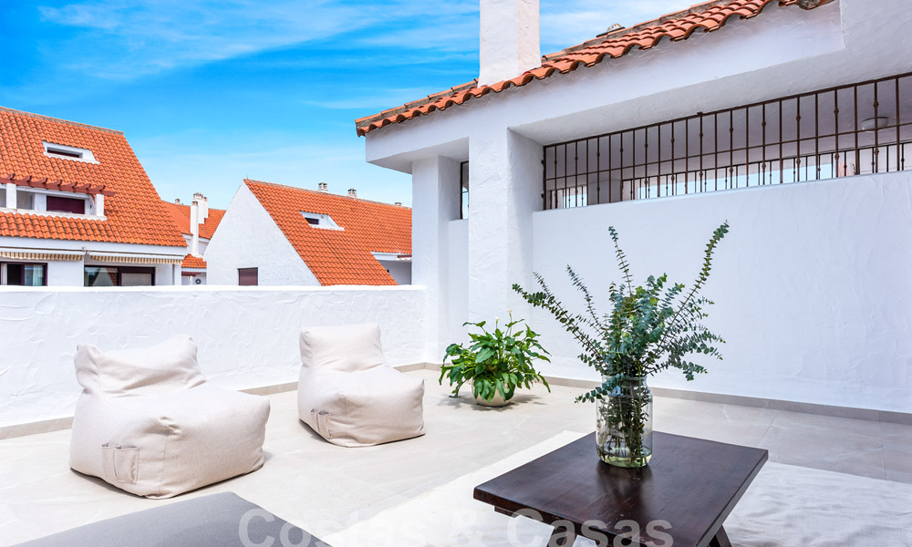 Eigentijds gerenoveerd penthouse te koop op loopafstand van alle voorzieningen en Puerto Banus in Nueva Andalucia, Marbella 57455