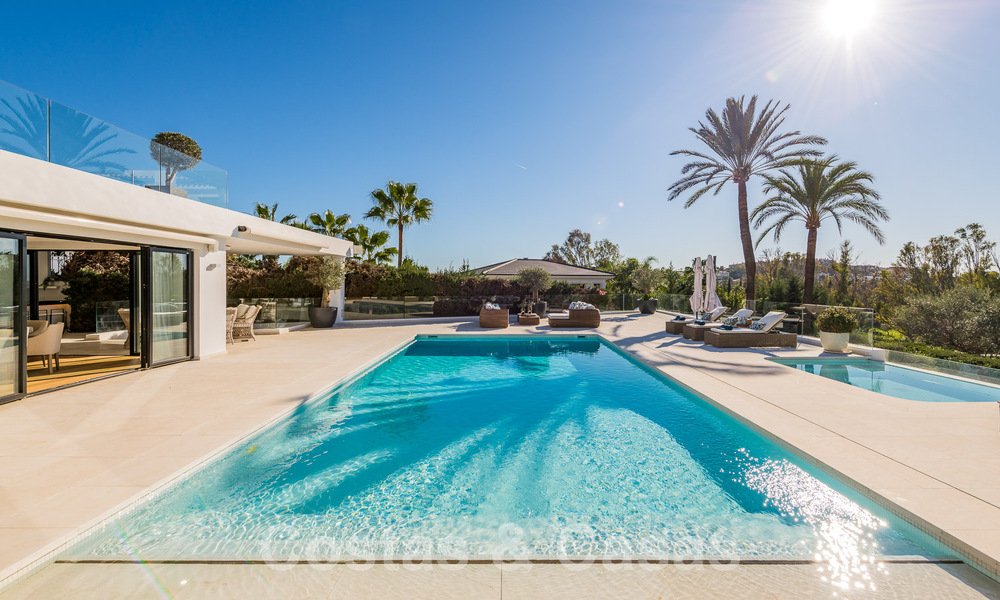 Modern gerenoveerde mediterrane luxevilla te koop, gelegen eerstelijns golf, hartje Nueva Andalucia, Marbella 57021