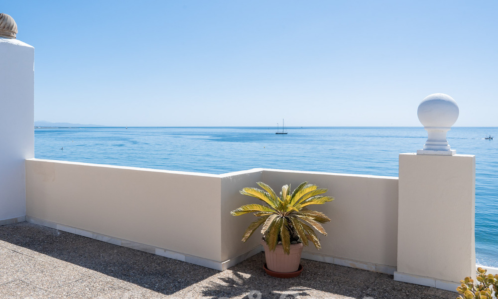 Schitterend, eerstelijnsstrand penthouse te koop met panoramisch zeezicht op enkele minuten van Estepona centrum 56885