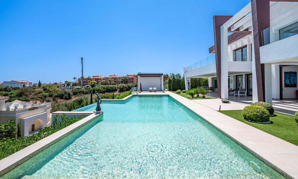 Moderne luxevilla te koop met zeezicht in een vijfsterren golfresort in Marbella - Benahavis 57595