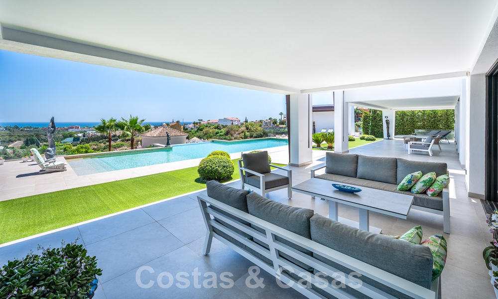 Moderne luxevilla te koop met zeezicht in een vijfsterren golfresort in Marbella - Benahavis 57597