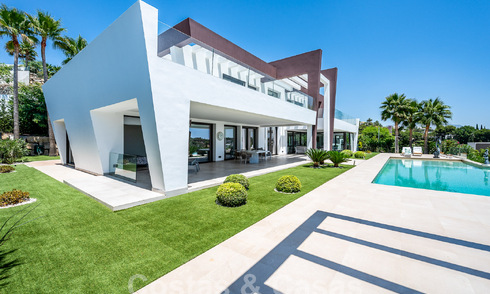 Moderne luxevilla te koop met zeezicht in een vijfsterren golfresort in Marbella - Benahavis 57604