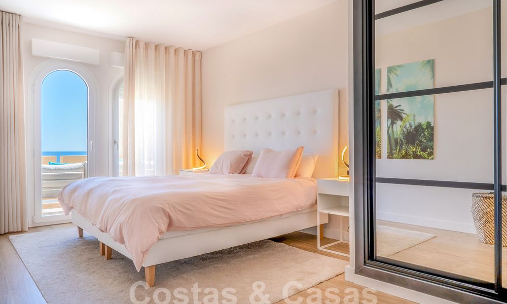 Fantastisch, eerstelijnsstrand appartement te koop met frontaal zeezicht op enkele minuten van Estepona centrum 57050