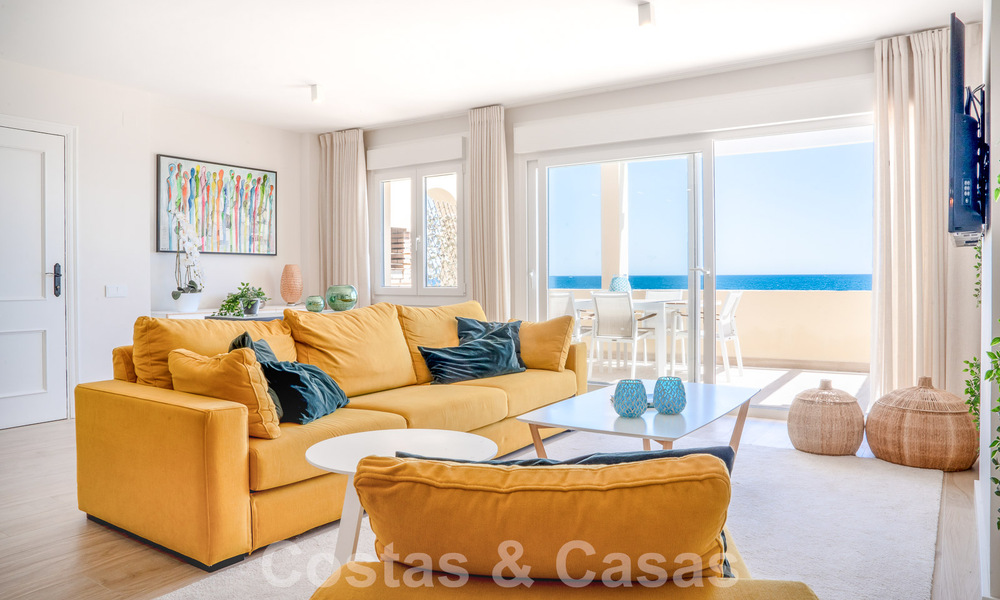Fantastisch, eerstelijnsstrand appartement te koop met frontaal zeezicht op enkele minuten van Estepona centrum 57051