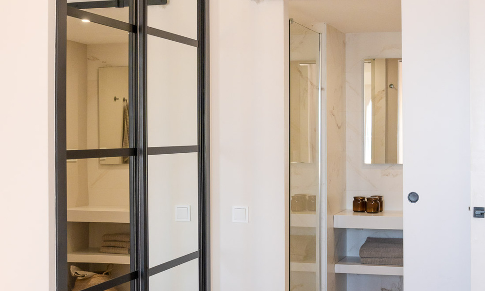 Fantastisch, eerstelijnsstrand appartement te koop met frontaal zeezicht op enkele minuten van Estepona centrum 57066