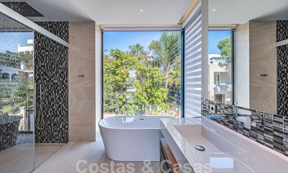 Geavanceerde designervilla met 2 zwembaden te koop, op loopafstand van het strand, Marbella centrum en alle voorzieningen 58550