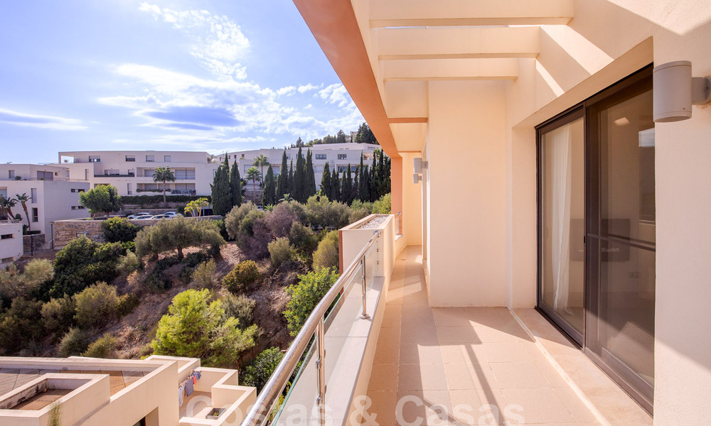 Modern penthouse op één niveau te koop met panoramisch zeezicht, in een luxueus complex van Los Monteros, Marbella 58276