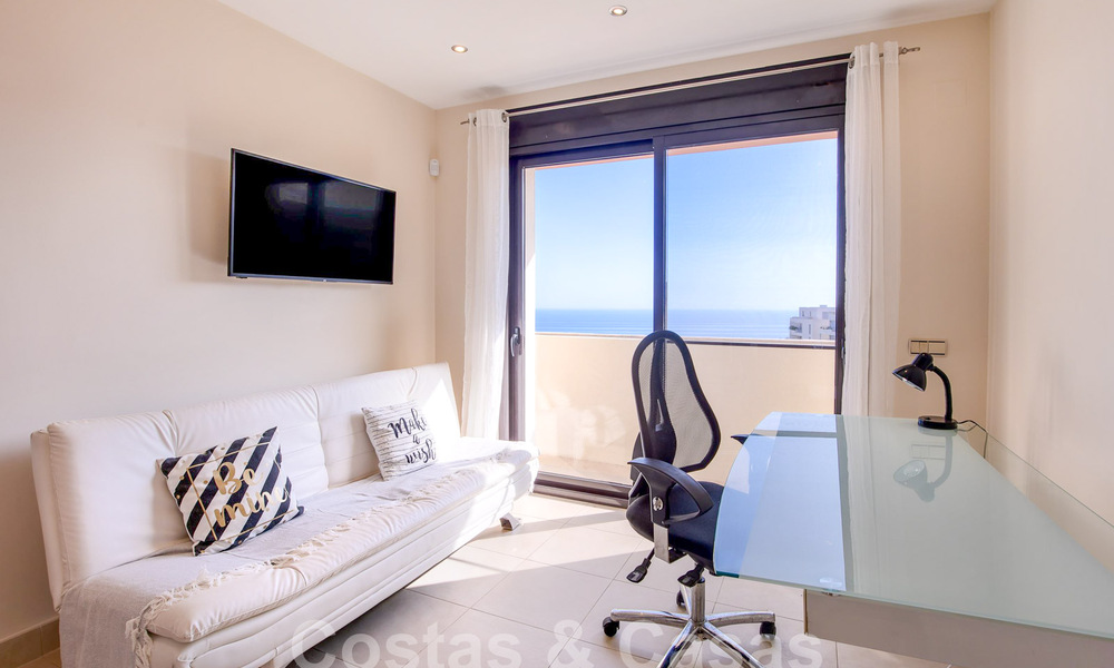 Modern penthouse op één niveau te koop met panoramisch zeezicht, in een luxueus complex van Los Monteros, Marbella 58277