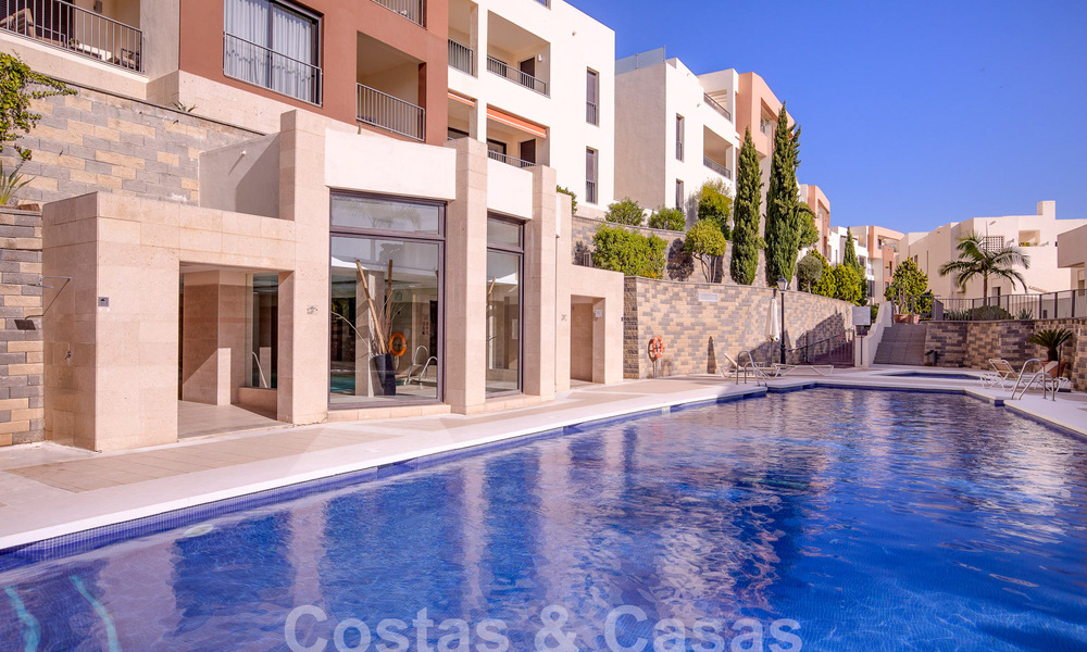 Modern penthouse op één niveau te koop met panoramisch zeezicht, in een luxueus complex van Los Monteros, Marbella 58278