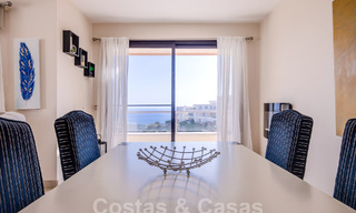 Modern penthouse op één niveau te koop met panoramisch zeezicht, in een luxueus complex van Los Monteros, Marbella 58279 