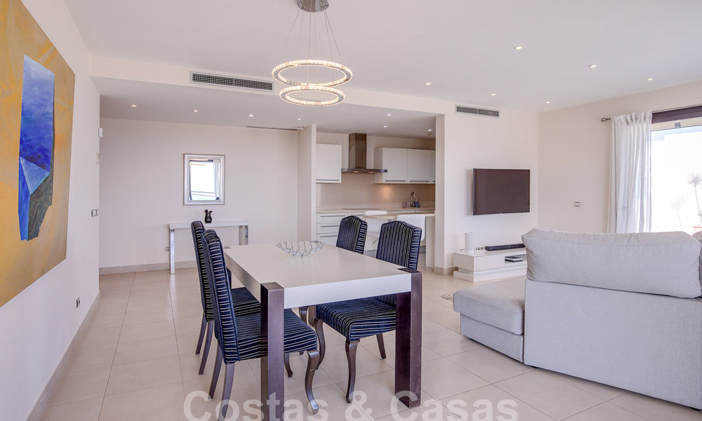 Modern penthouse op één niveau te koop met panoramisch zeezicht, in een luxueus complex van Los Monteros, Marbella 58280