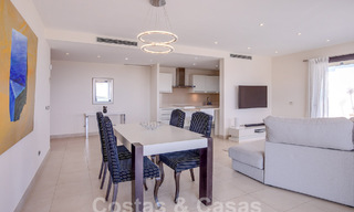 Modern penthouse op één niveau te koop met panoramisch zeezicht, in een luxueus complex van Los Monteros, Marbella 58280 
