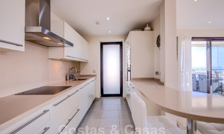 Modern penthouse op één niveau te koop met panoramisch zeezicht, in een luxueus complex van Los Monteros, Marbella 58281 