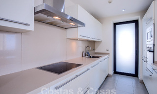 Modern penthouse op één niveau te koop met panoramisch zeezicht, in een luxueus complex van Los Monteros, Marbella 58282 