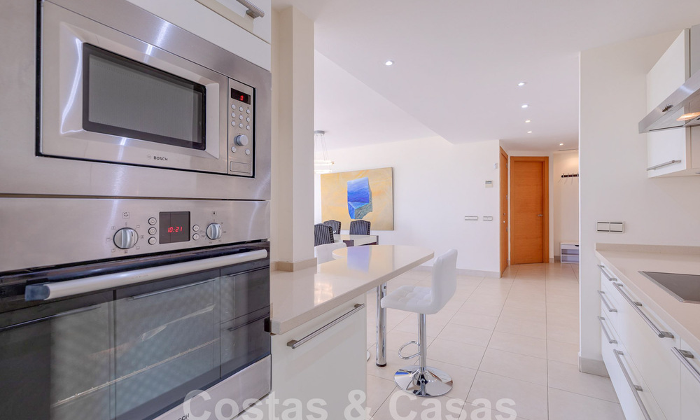 Modern penthouse op één niveau te koop met panoramisch zeezicht, in een luxueus complex van Los Monteros, Marbella 58283