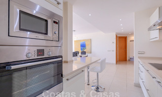Modern penthouse op één niveau te koop met panoramisch zeezicht, in een luxueus complex van Los Monteros, Marbella 58283 