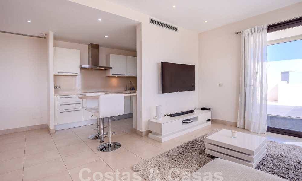 Modern penthouse op één niveau te koop met panoramisch zeezicht, in een luxueus complex van Los Monteros, Marbella 58284